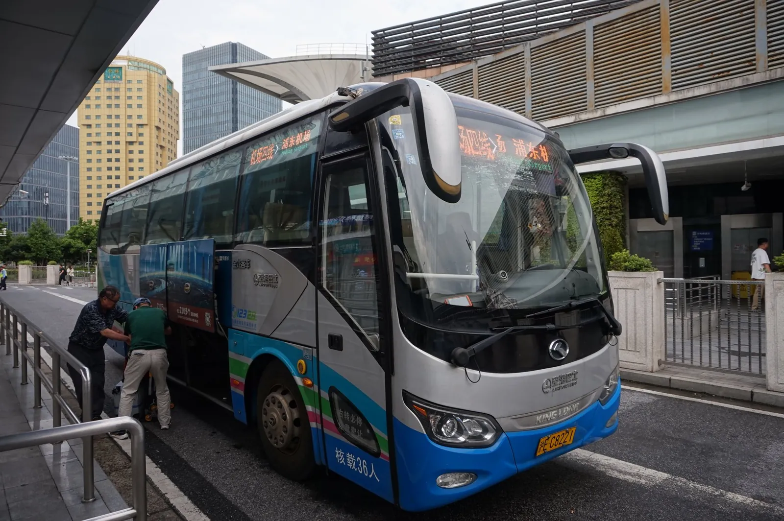 机场团体接送场景参考图片