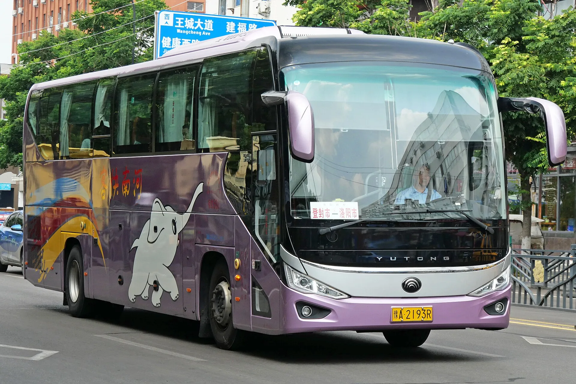 中国宇通大型客车公路行驶场景参考图片